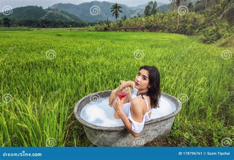 mujeres bañandose|Mujer bañandose Archivo de Video